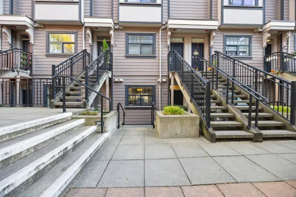 828 Royal AVE #204, New Westminster, BC V3M 1J9