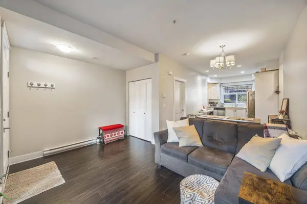 828 Royal AVE #204, New Westminster, BC V3M 1J9