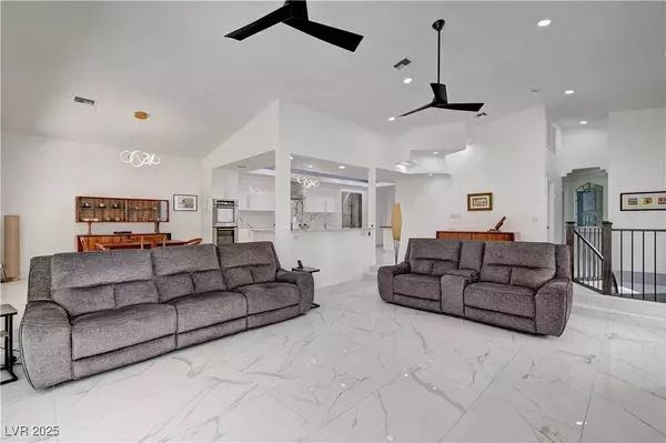 2851 Queens Courtyard DR, Las Vegas, NV 89109