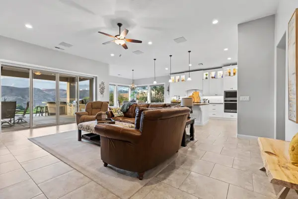 2860 W CLIFFHANGER DR, Hurricane, UT 84737