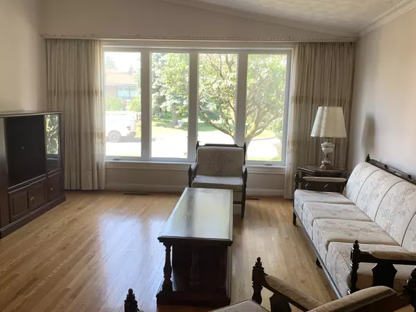 Toronto, ON M6B 3V8,35 Euphrasia Dr