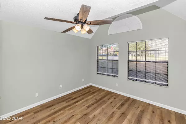 355 Lakepointe DR #102, Altamonte Springs, FL 32701