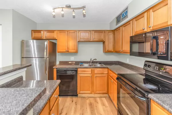 355 Lakepointe DR #102, Altamonte Springs, FL 32701