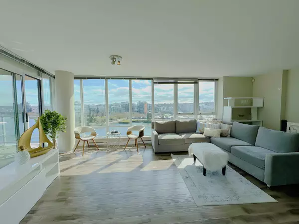 980 Cooperage WAY #1506, Vancouver, BC V6B 0C3