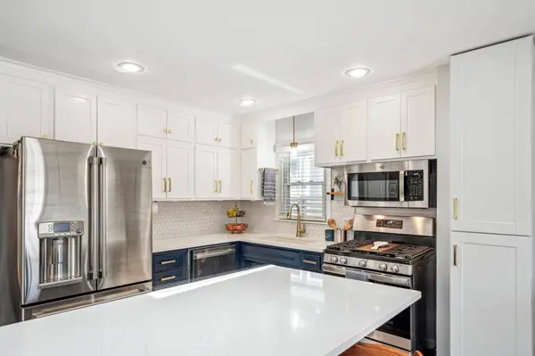 629 Park Valley DR E, Hopkins, MN 55343