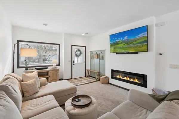 2574 Vierling DR E, Shakopee, MN 55379