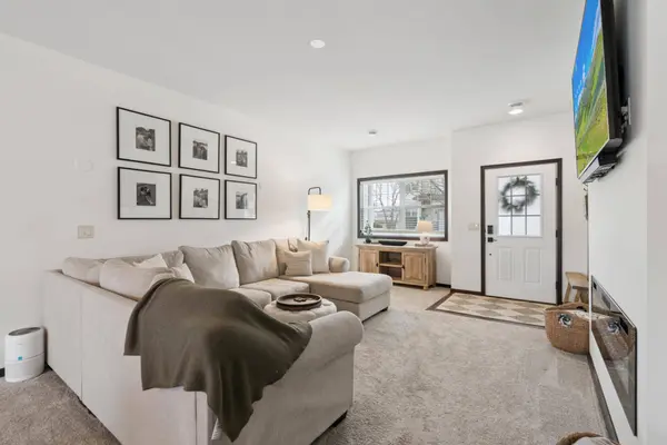 2574 Vierling DR E, Shakopee, MN 55379