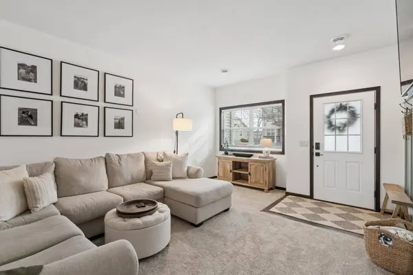 2574 Vierling DR E, Shakopee, MN 55379