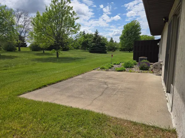 2126 Vierling DR E, Shakopee, MN 55379