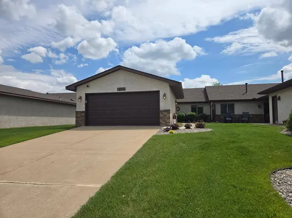 2126 Vierling DR E, Shakopee, MN 55379