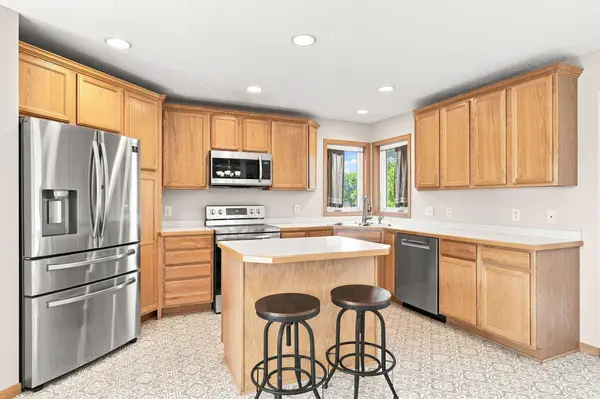 805 Daniel DR, Belle Plaine, MN 56011