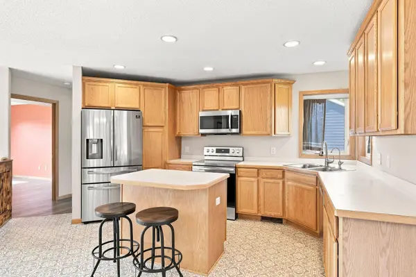 805 Daniel DR, Belle Plaine, MN 56011