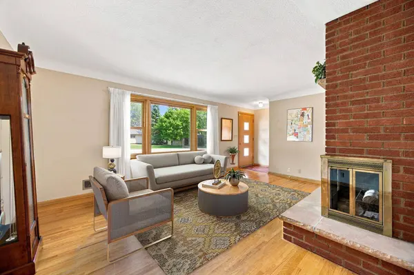 2464 Holloway AVE E, North Saint Paul, MN 55109