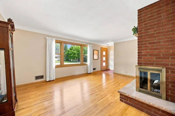 2464 Holloway AVE E, North Saint Paul, MN 55109