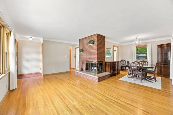 2464 Holloway AVE E, North Saint Paul, MN 55109