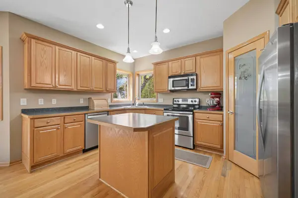 1017 Provence LN, Belle Plaine, MN 56011