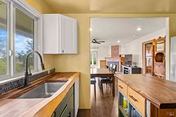 210 Bourbon LN, Ukiah, CA 95482