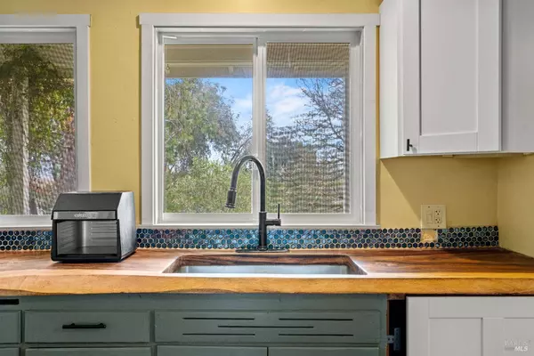 210 Bourbon LN, Ukiah, CA 95482