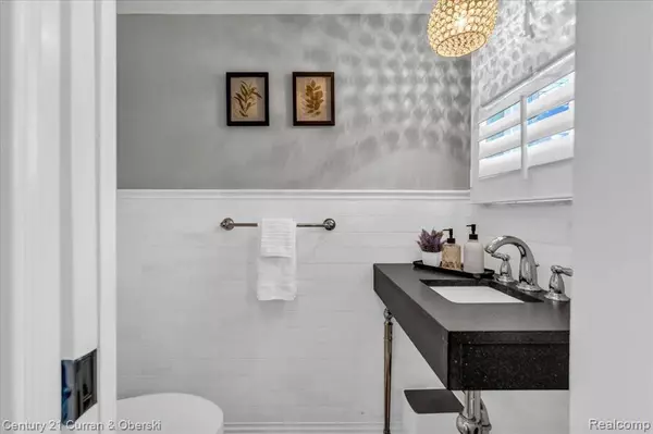 136 E HICKORY GROVE Road, Bloomfield Hills, MI 48304