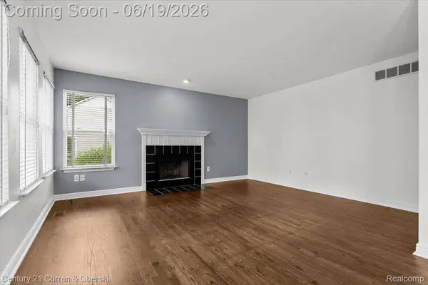 4630 Commerce Woods DR, Commerce Charter Township, MI 48382