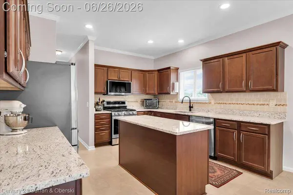 27099 Celtic DR, Flat Rock, MI 48134