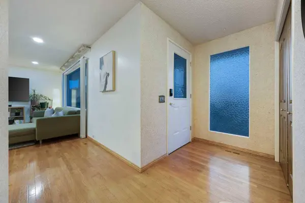 7035 Huntercrest RD NW, Calgary, AB T2K 4J9