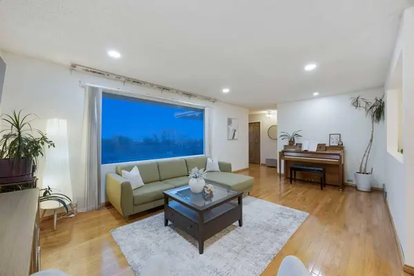 7035 Huntercrest RD NW, Calgary, AB T2K 4J9
