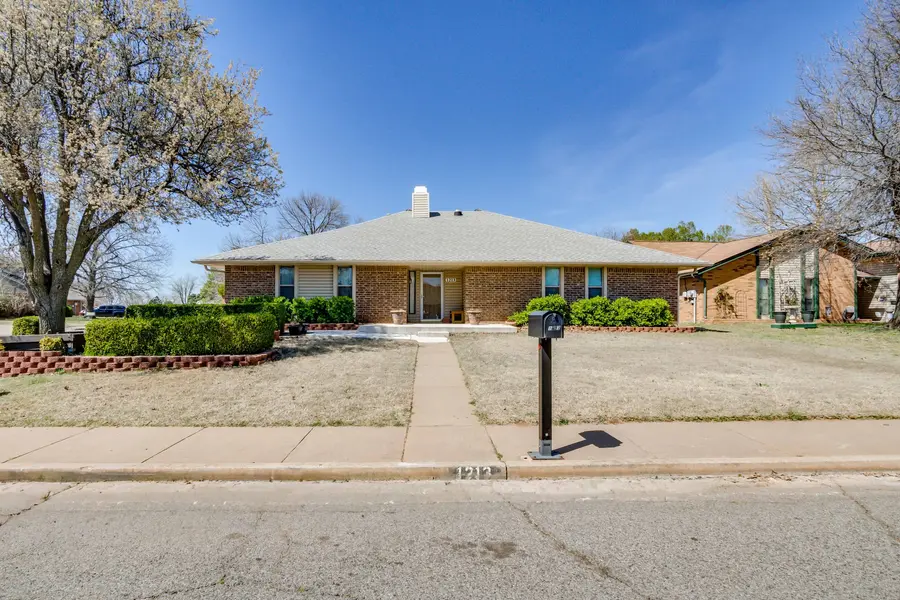 1213 Kelly Park Rd, Edmond, OK 73003-5851