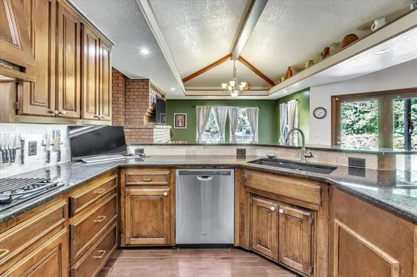 6009 KINGSBRIDGE DR, Oklahoma City, OK 73162