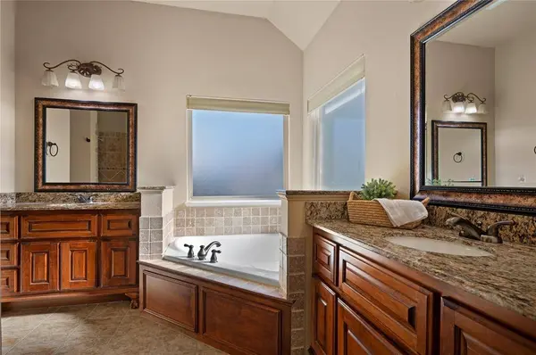 604 Eastmoor CT, Moore, OK 73160