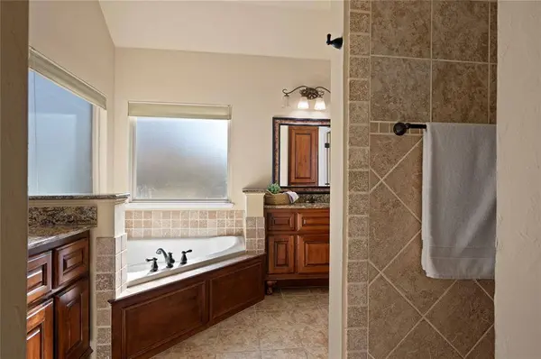 604 Eastmoor CT, Moore, OK 73160