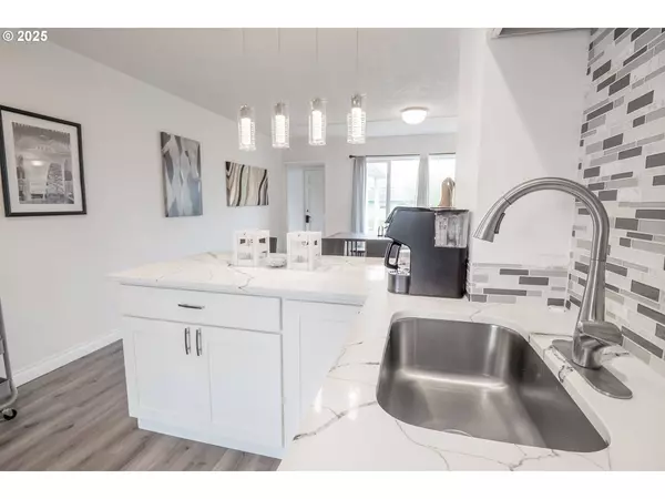 665 NW NYE ST, Newport, OR 97365