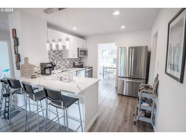 665 NW NYE ST, Newport, OR 97365