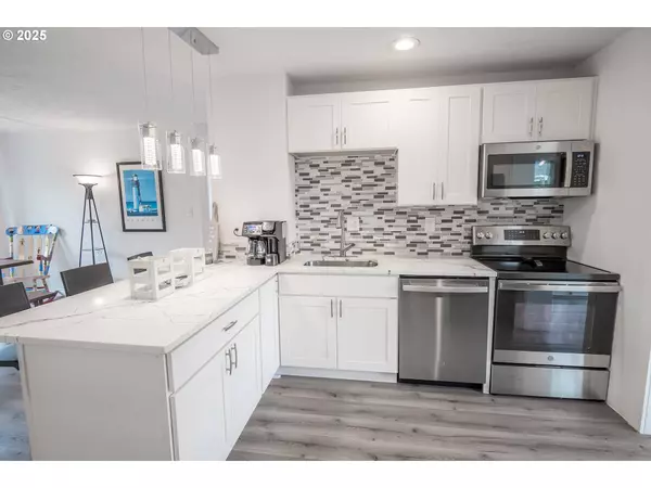 665 NW NYE ST, Newport, OR 97365