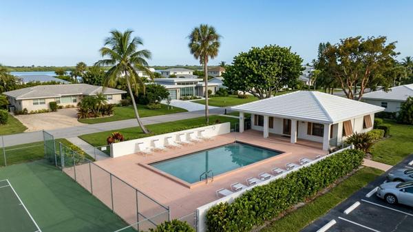 feature image of Living in Inlet Colony, Jupiter, FL: Homes, Costs, and Local Amenities