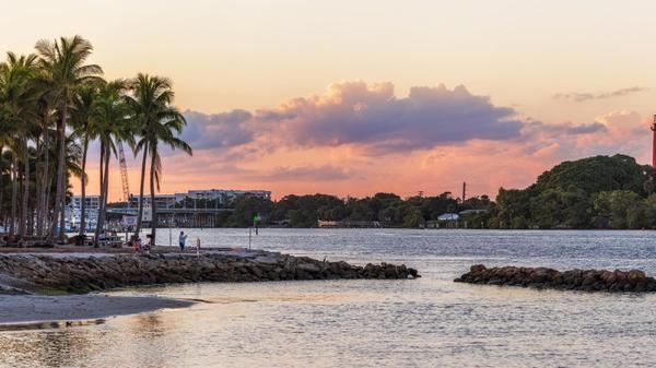 lighthouse-palms-panorama