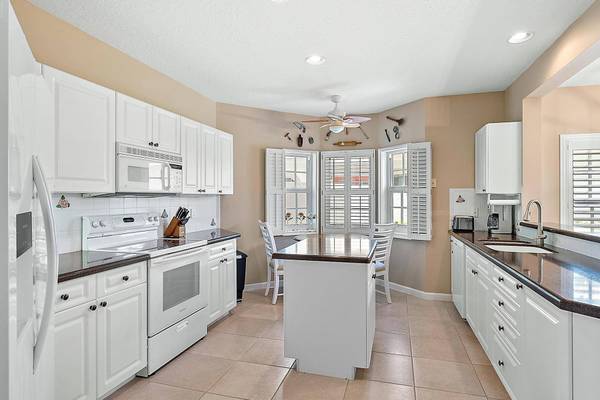 230 W Canterbury DR, Palm Beach Gardens, FL 33418