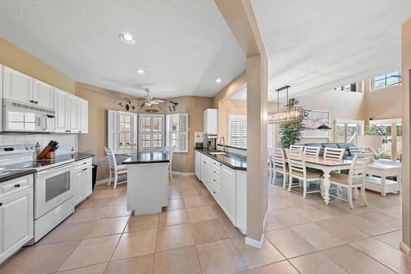 230 W Canterbury DR, Palm Beach Gardens, FL 33418