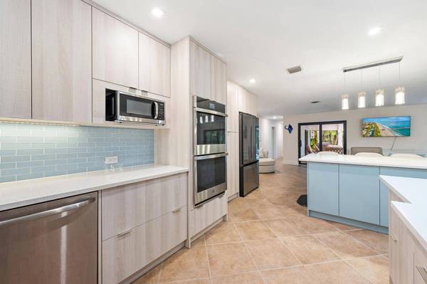 1120 Singer DR, Riviera Beach, FL 33404