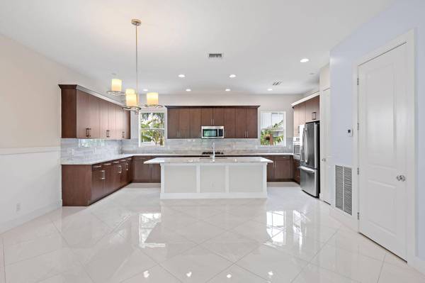 7085 Edison PL, Palm Beach Gardens, FL 33418