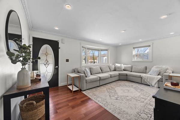 5 Endicott St, Weymouth, MA 02189-1711