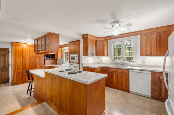 22 Pinecrest Dr, Forestdale, MA 02644-1418