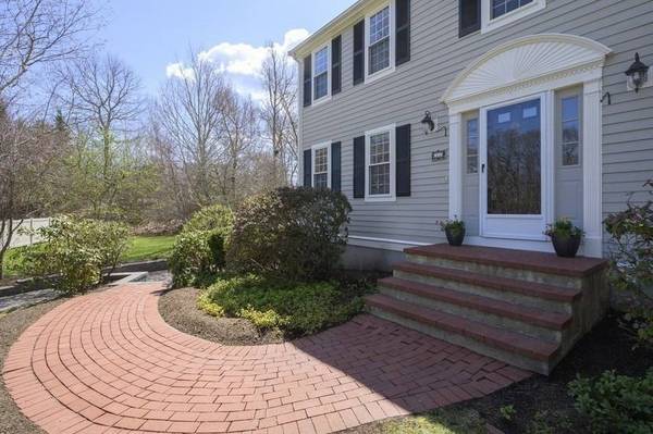 22 Pierce Ave, Plymouth, MA 02360