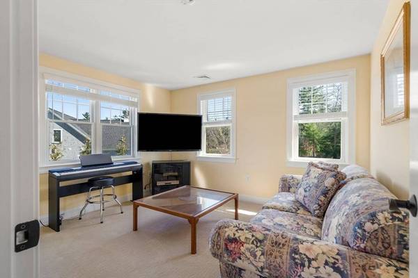 11 Redtail Ln, Carver, MA 02330