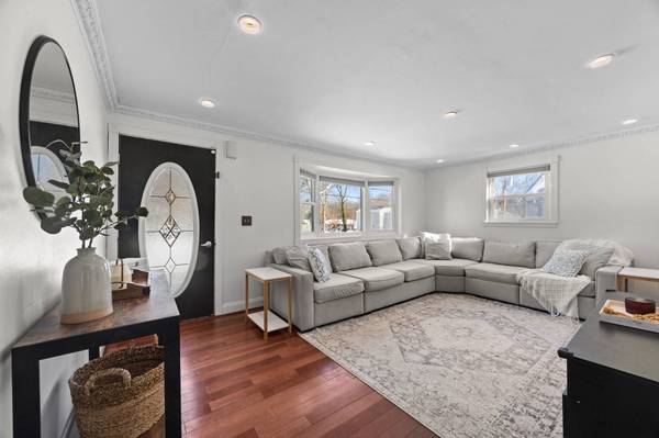 5 Endicott St, Weymouth, MA 02189-1711