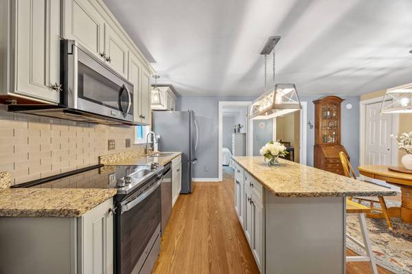 4 Cole St, Kingston, MA 02364-1719