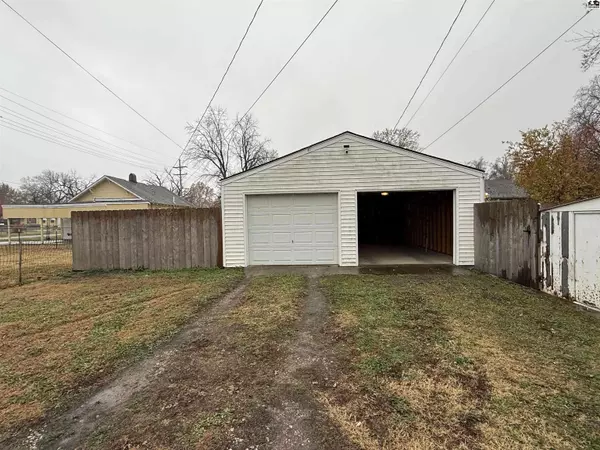 702 W 7th Ave, Hutchinson, KS 67501