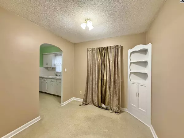 702 W 7th Ave, Hutchinson, KS 67501