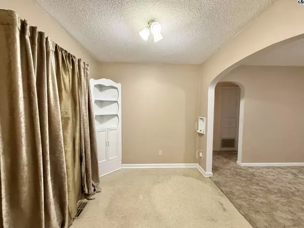 702 W 7th Ave, Hutchinson, KS 67501