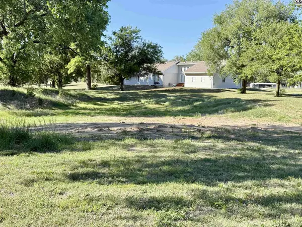 607 E 69th Ave, Hutchinson, KS 67502